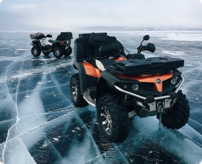 замерзшее озеро Байкал в Иркутской области